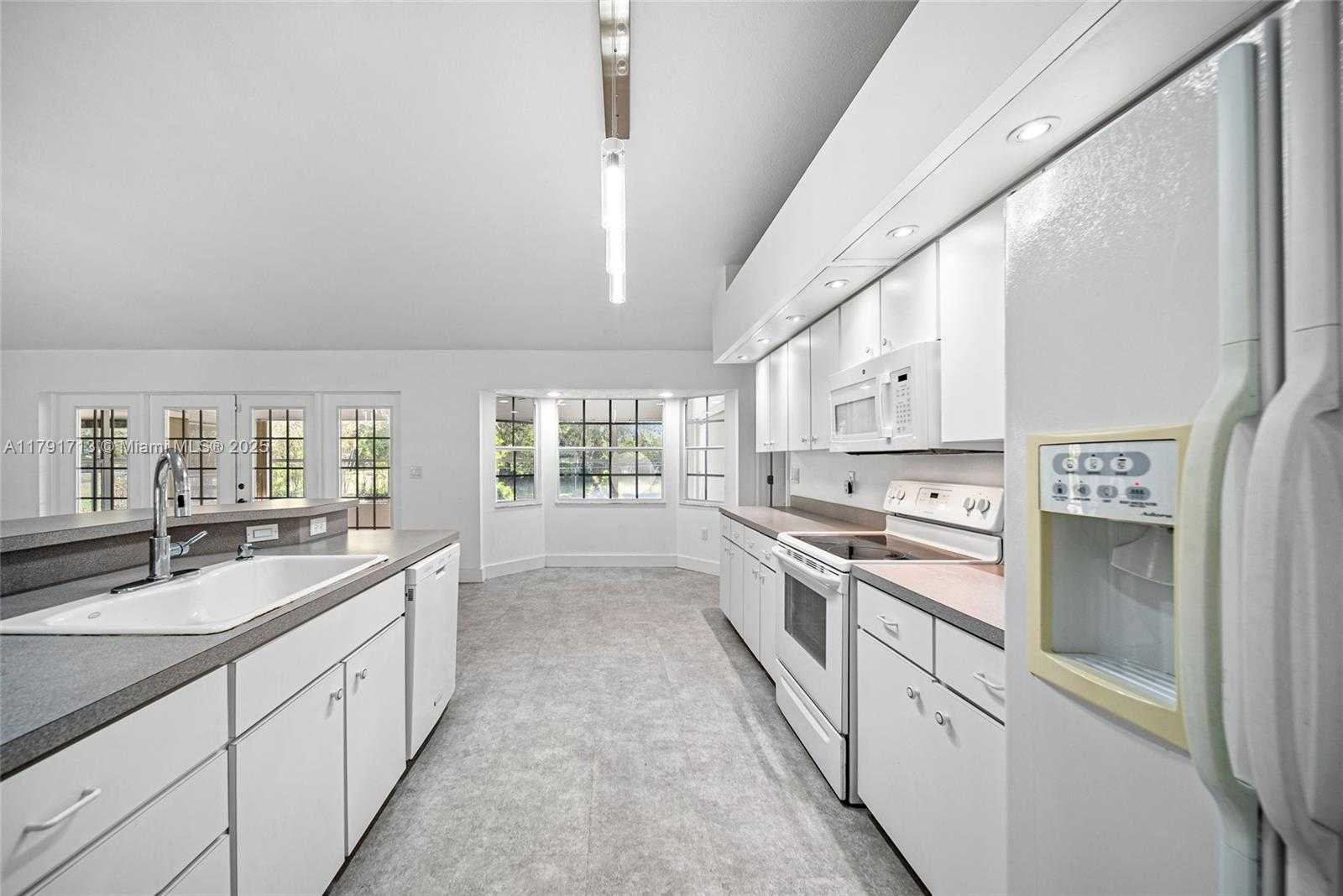 Small Image of 100 OAK KNOLLS CIRCLE, Sebring Number 13