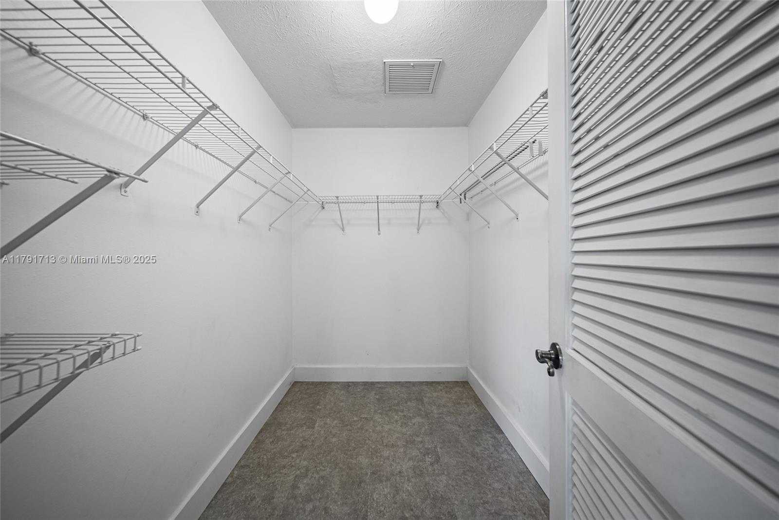 Small Image of 100 OAK KNOLLS CIRCLE, Sebring Number 18