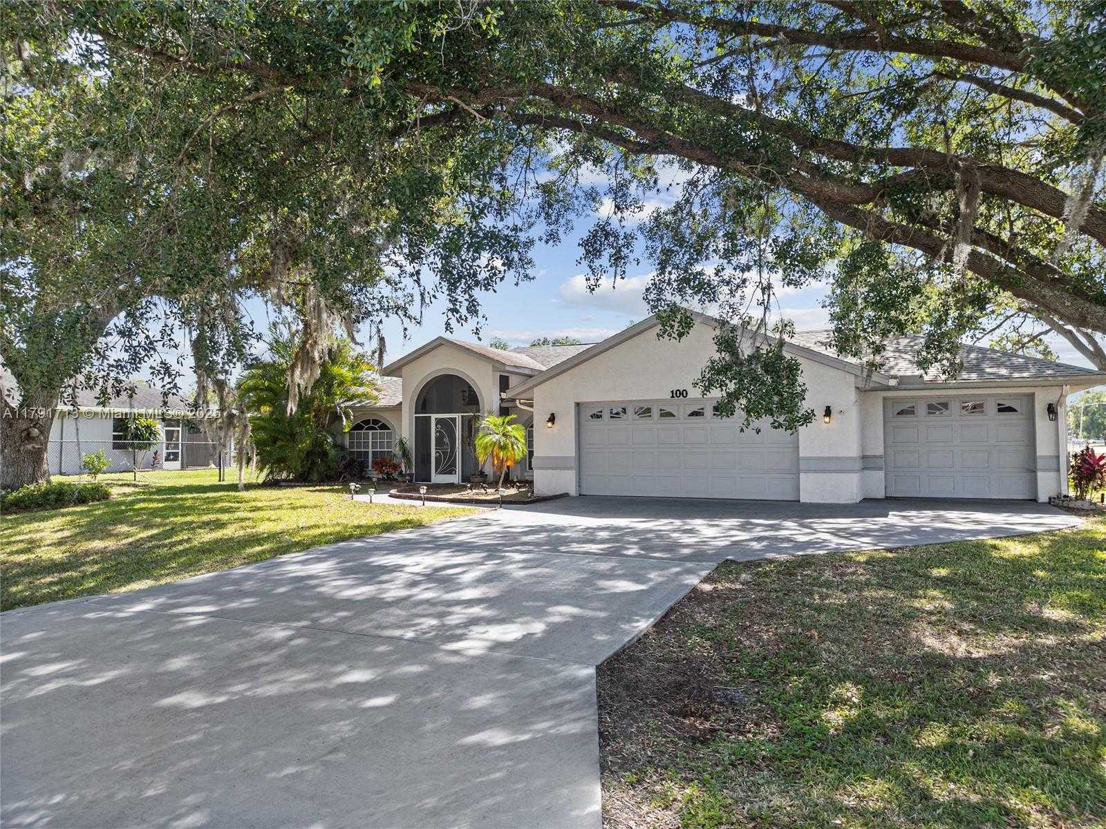 Small Image of 100 OAK KNOLLS CIRCLE, Sebring Number 2