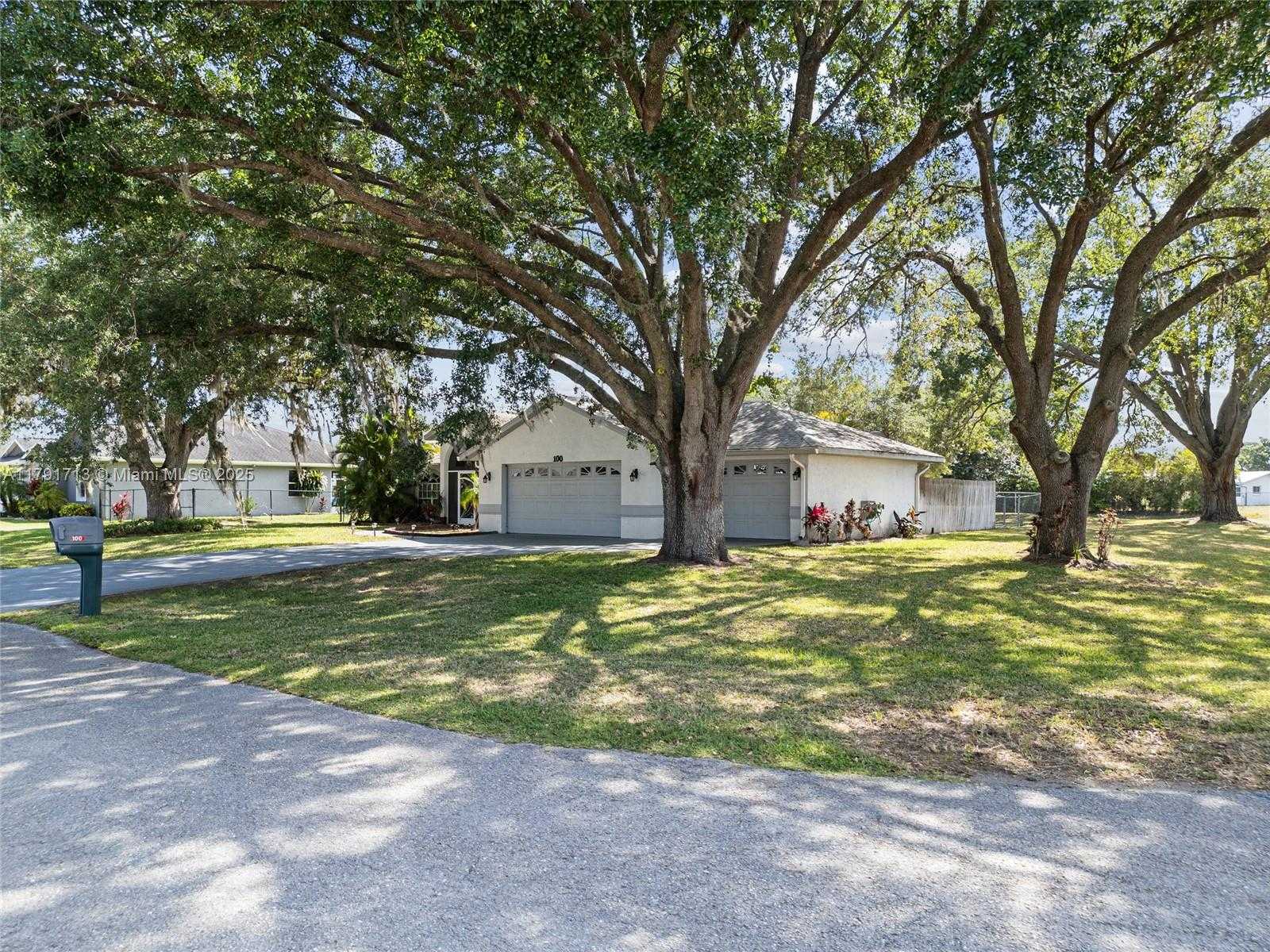Small Image of 100 OAK KNOLLS CIRCLE, Sebring Number 3