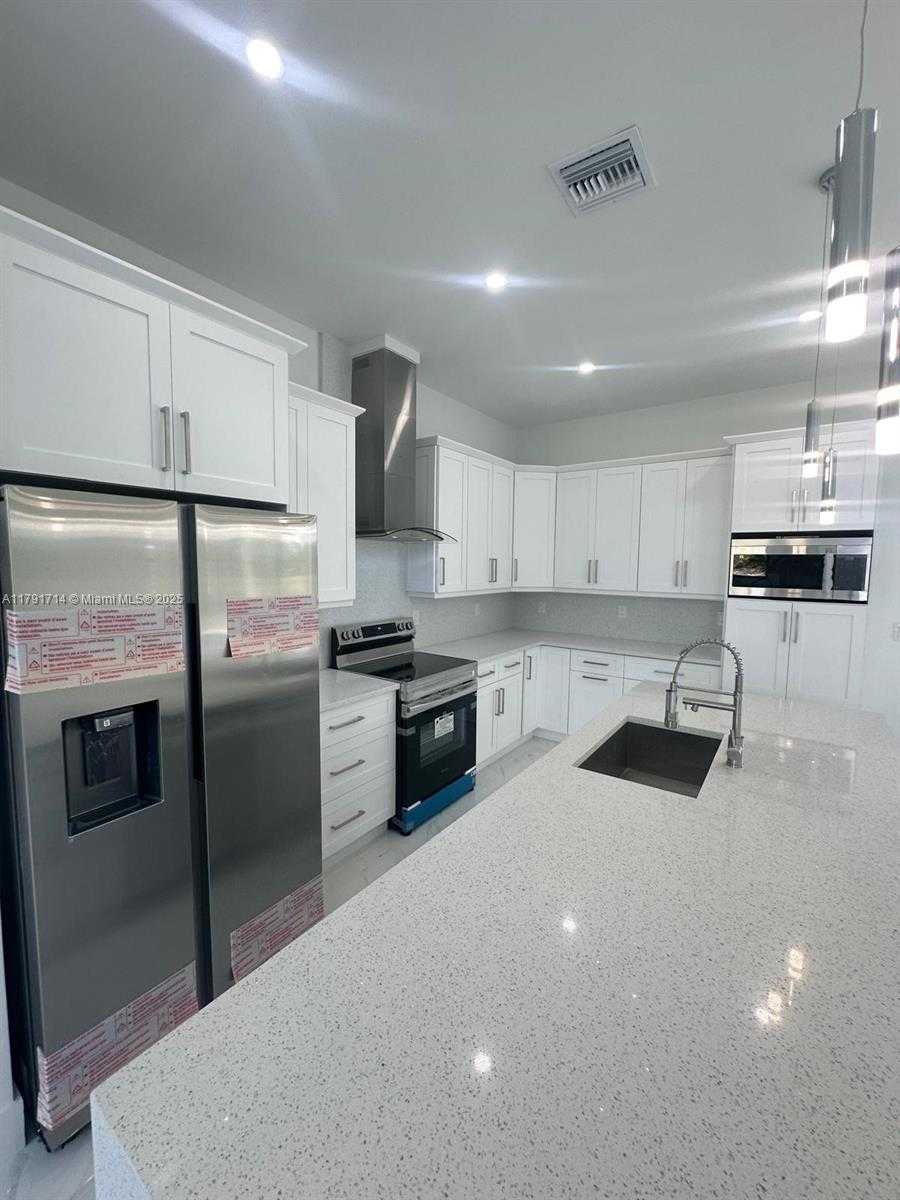 Small Image of 1022 CANDLELIGTH ST, Lehigh Acres Number 13
