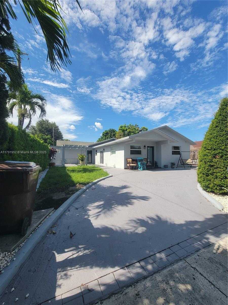 Small Image of 25 EAST 53RD TER, Hialeah Number 2