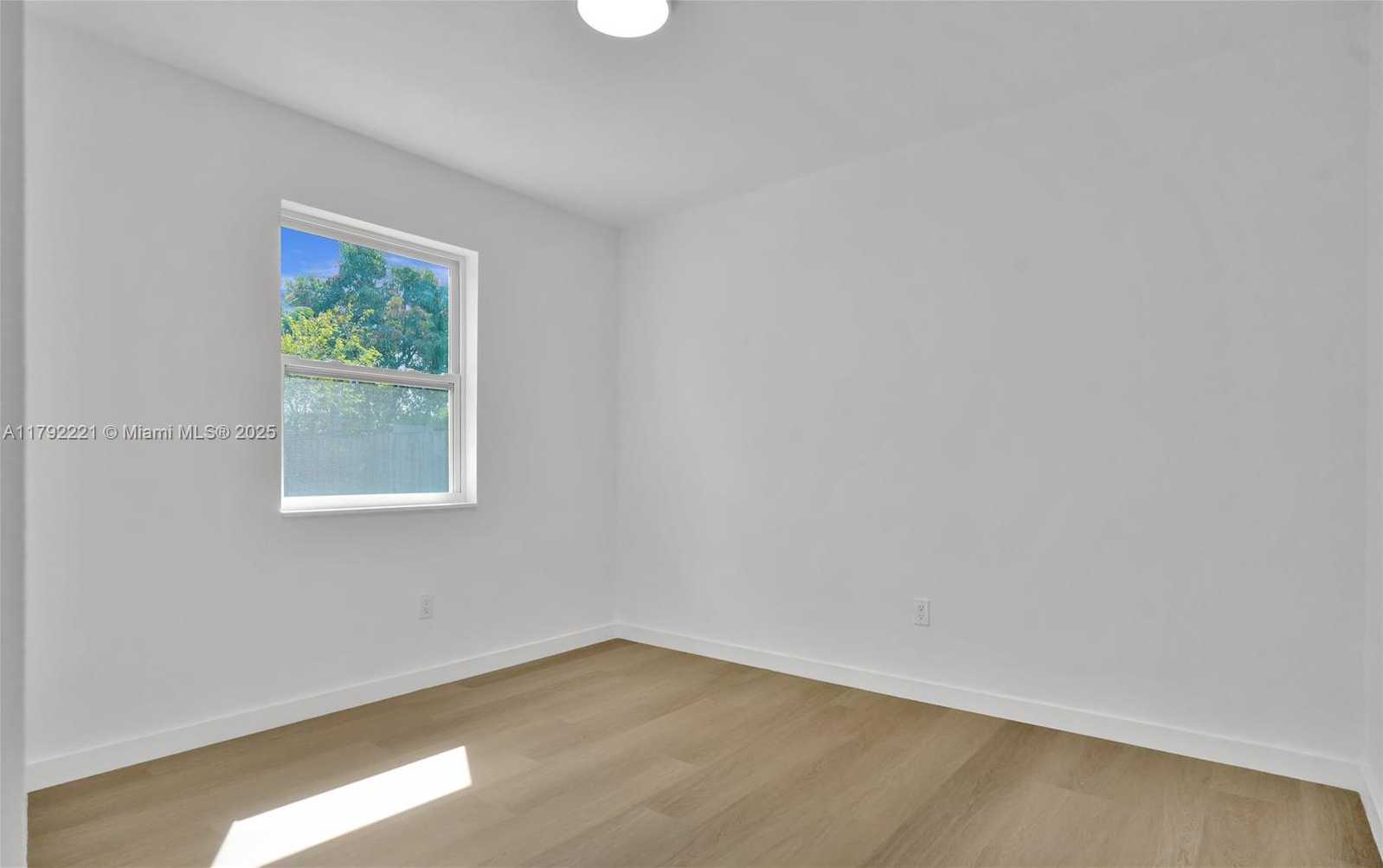 Small Image of 439 SOUTH WEST 17TH TER, Homestead Number 19