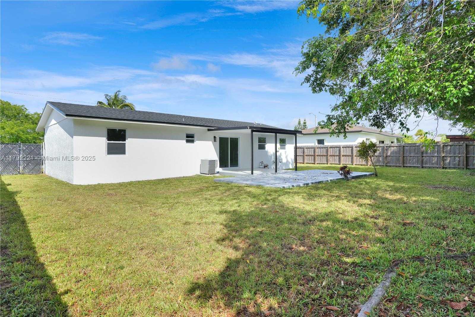 Small Image of 439 SOUTH WEST 17TH TER, Homestead Number 23