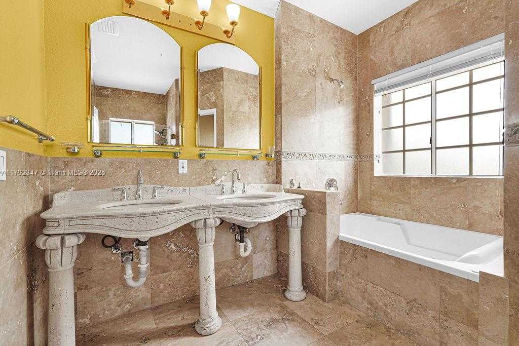 Small Image of 16732 NORTH WEST 89TH PL, Miami Lakes Number 43