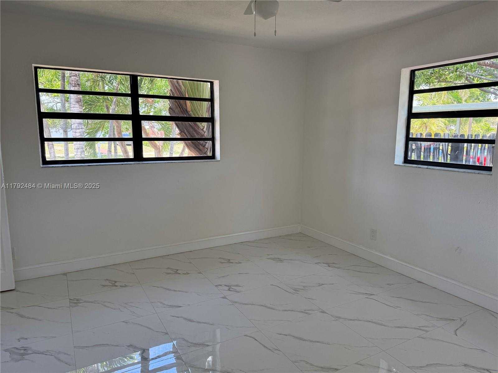Small Image of 9340 MARTINIQUE DR, Cutler Bay Number 11