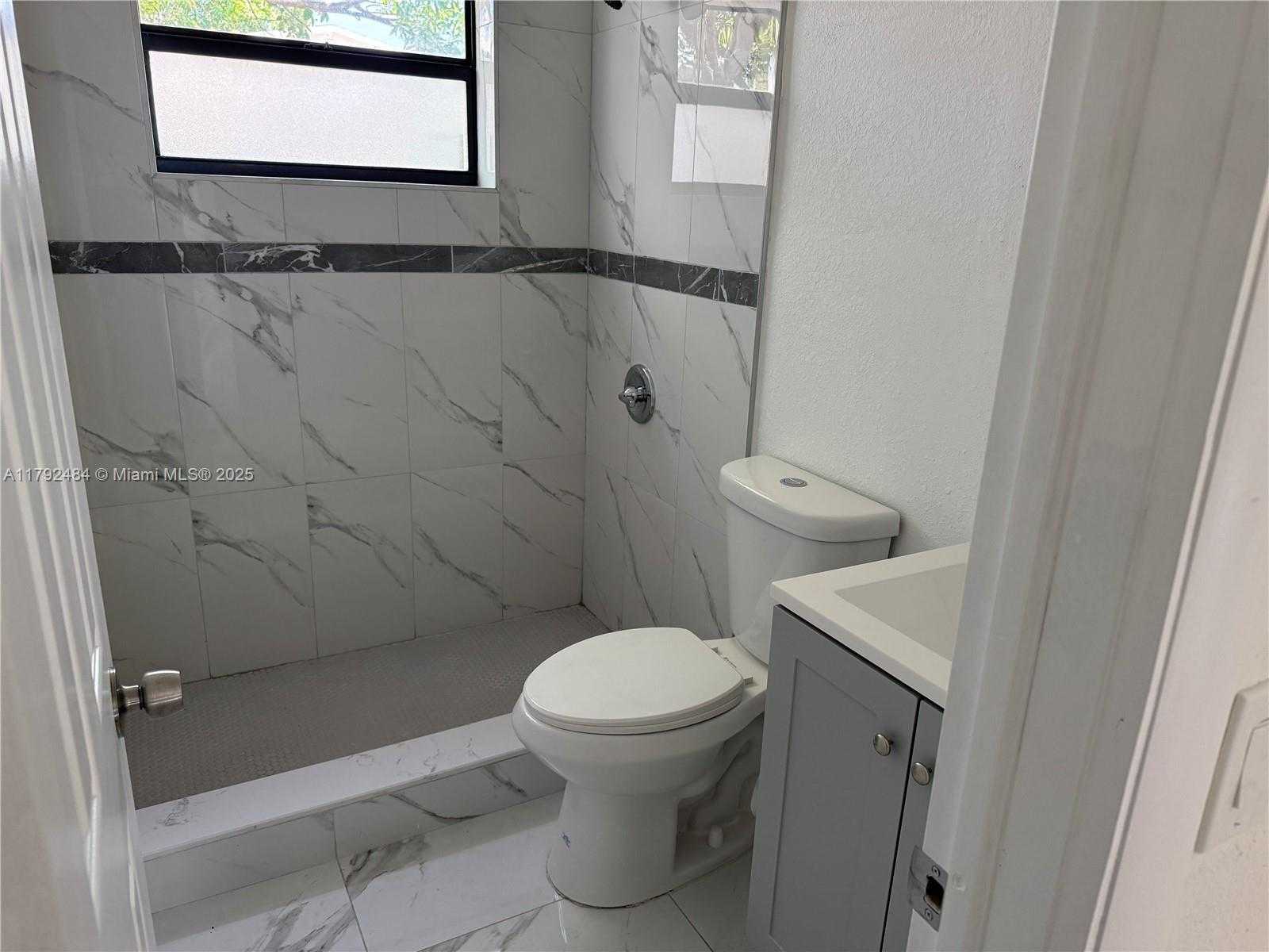 Small Image of 9340 MARTINIQUE DR, Cutler Bay Number 14