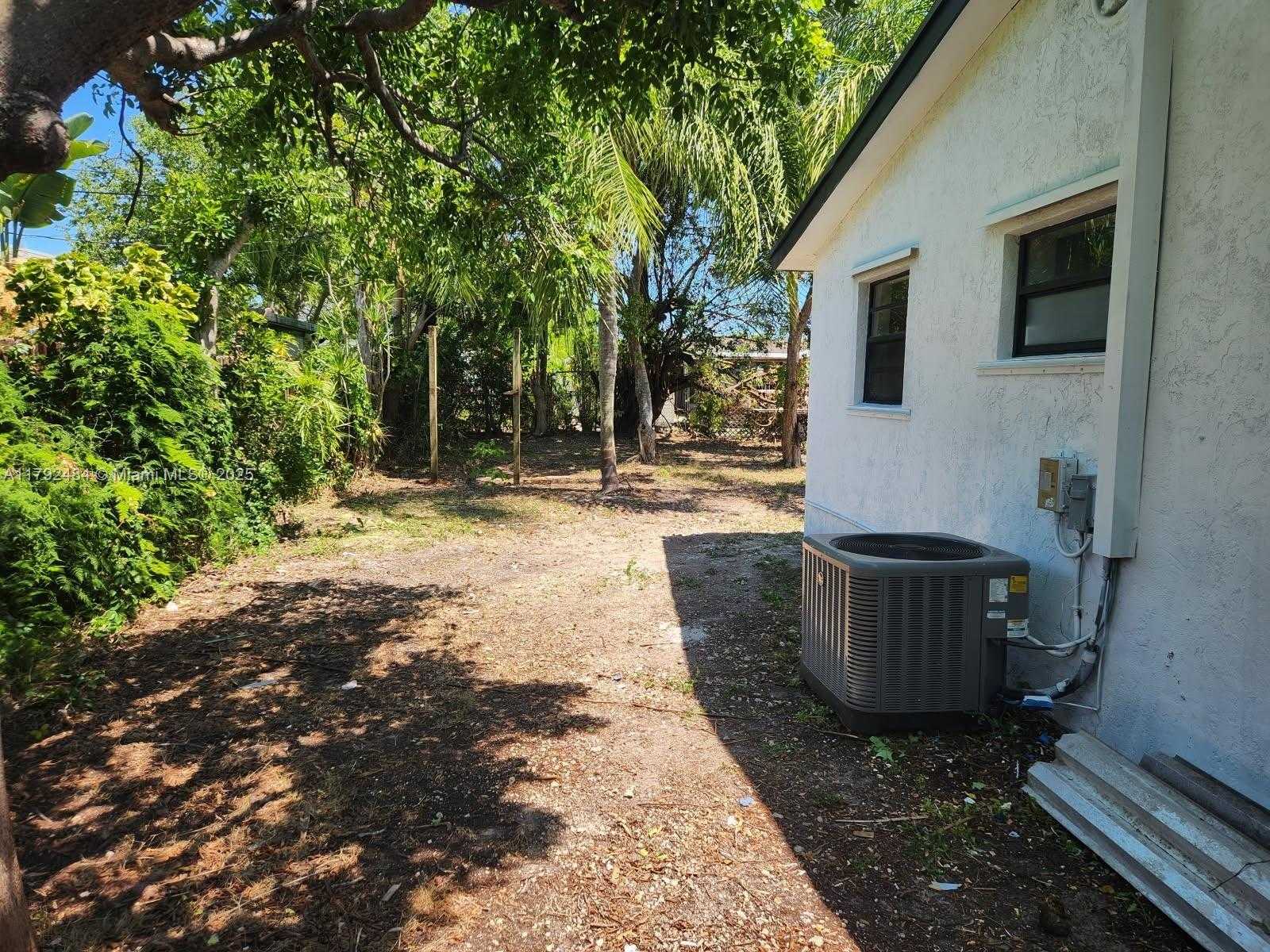 Small Image of 9340 MARTINIQUE DR, Cutler Bay Number 3
