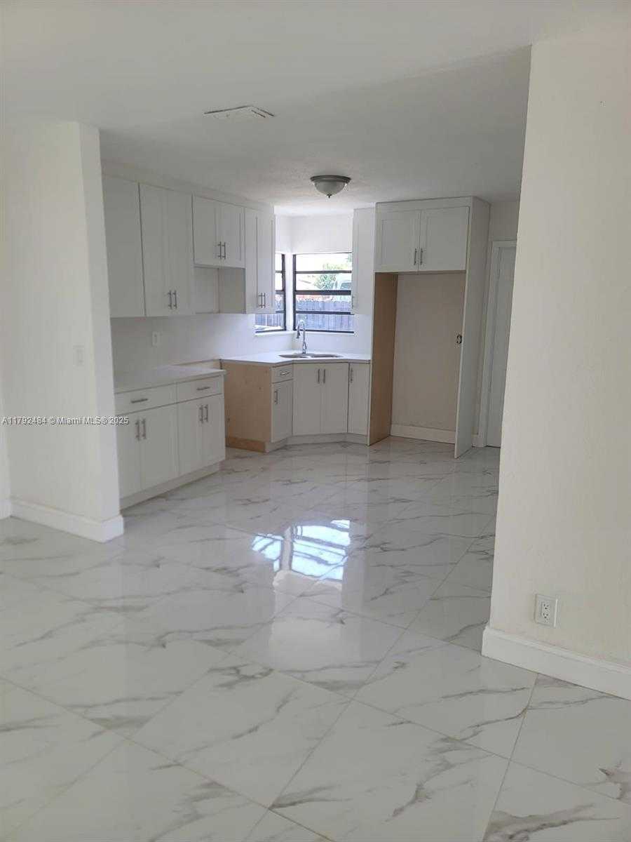 Small Image of 9340 MARTINIQUE DR, Cutler Bay Number 8