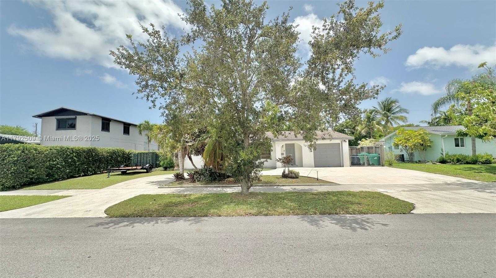 Small Image of 19241 SOUTH WEST 93RD RD, Cutler Bay Number 3