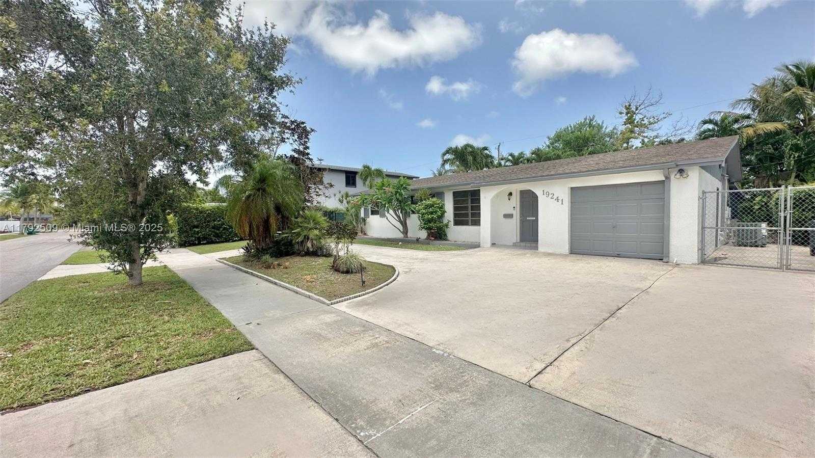Small Image of 19241 SOUTH WEST 93RD RD, Cutler Bay Number 36
