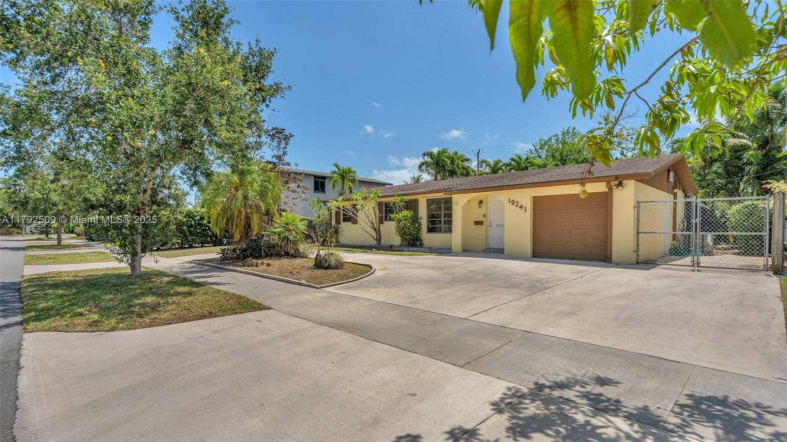 Small Image of 19241 SOUTH WEST 93RD RD, Cutler Bay Number 39
