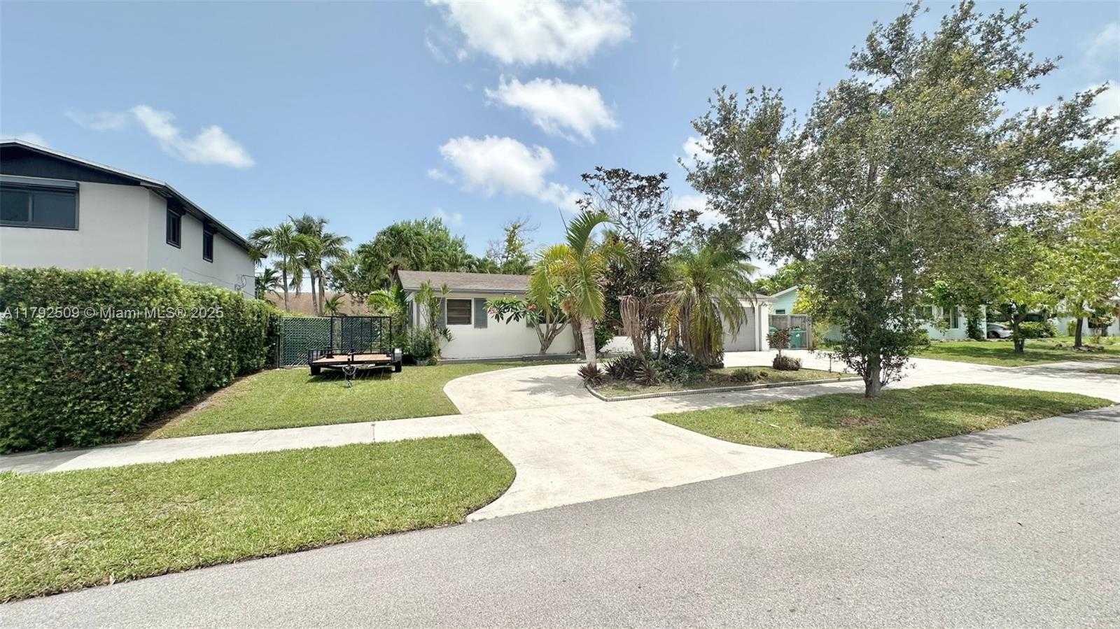Small Image of 19241 SOUTH WEST 93RD RD, Cutler Bay Number 4