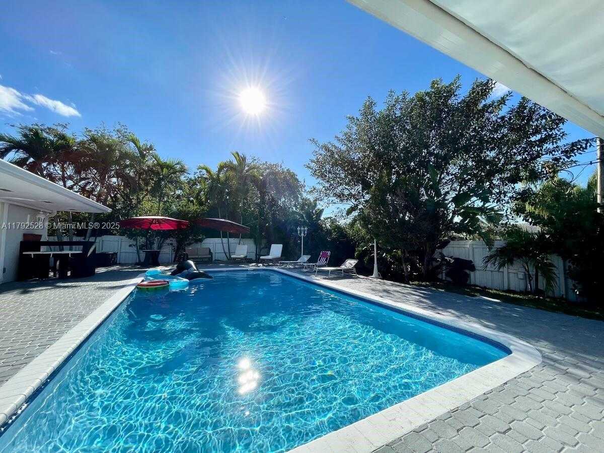 Small Image of 416 NORTH RAINBOW DR, Hollywood Number 2