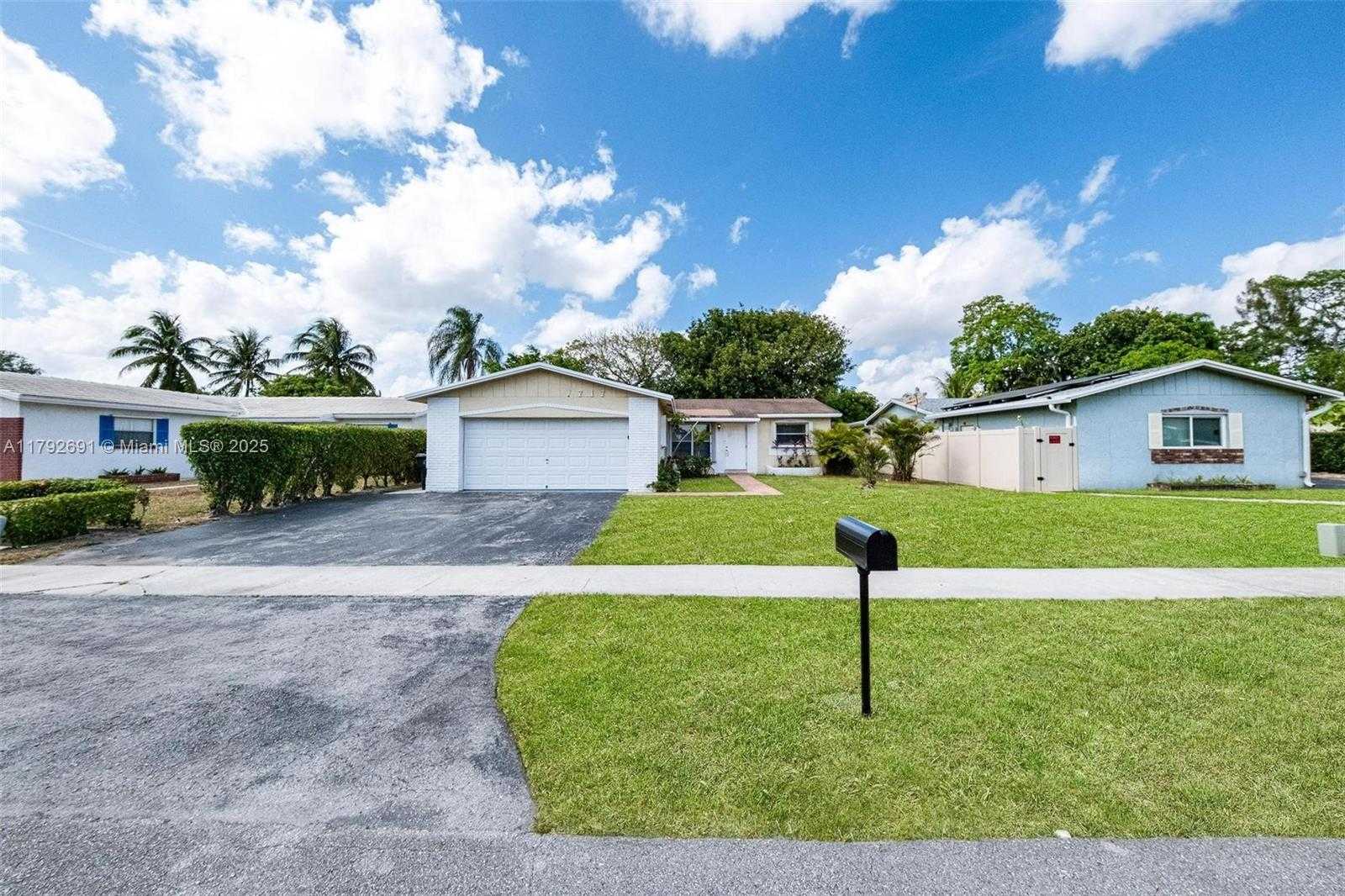 Small Image of 7717 SOUTH WEST 9TH ST, North Lauderdale Number 3