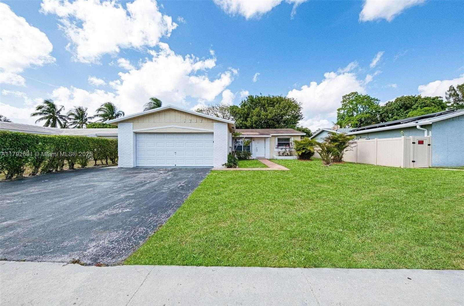 Small Image of 7717 SOUTH WEST 9TH ST, North Lauderdale Number 33