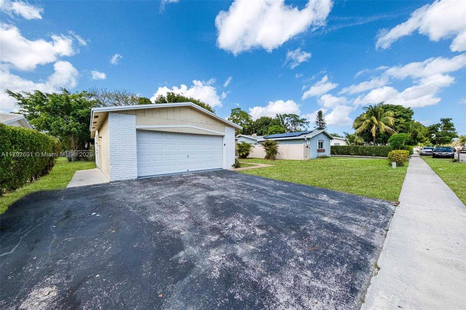 Small Image of 7717 SOUTH WEST 9TH ST, North Lauderdale Number 34
