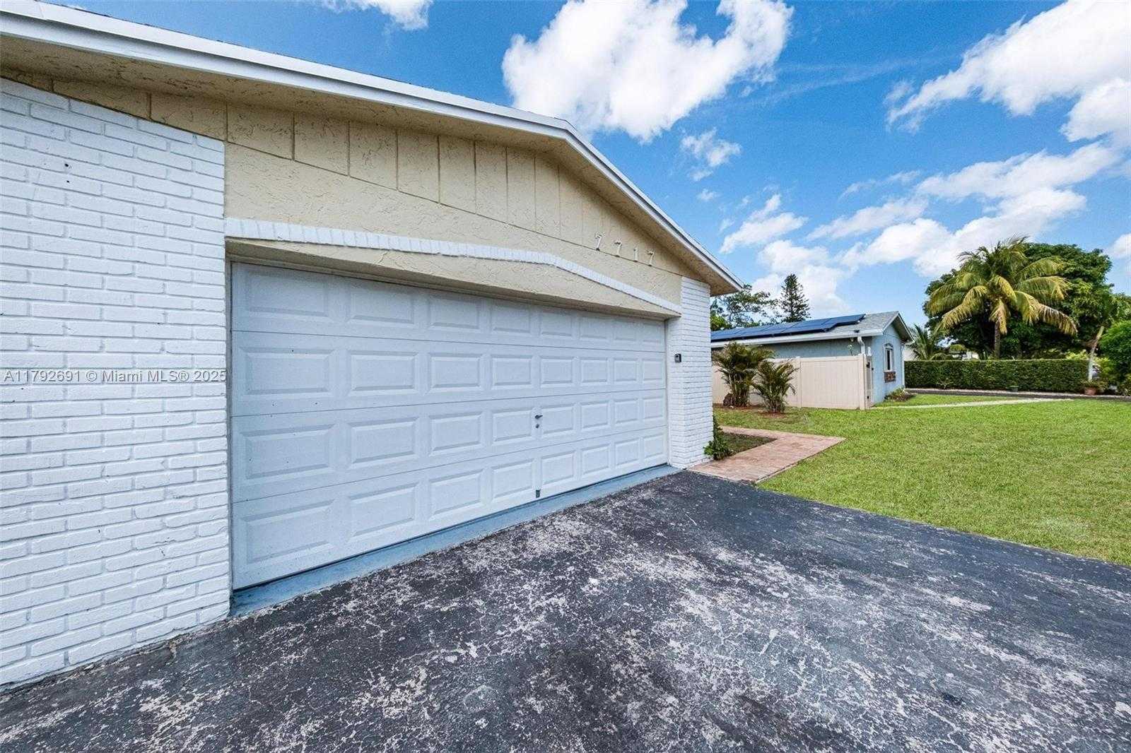 Small Image of 7717 SOUTH WEST 9TH ST, North Lauderdale Number 36