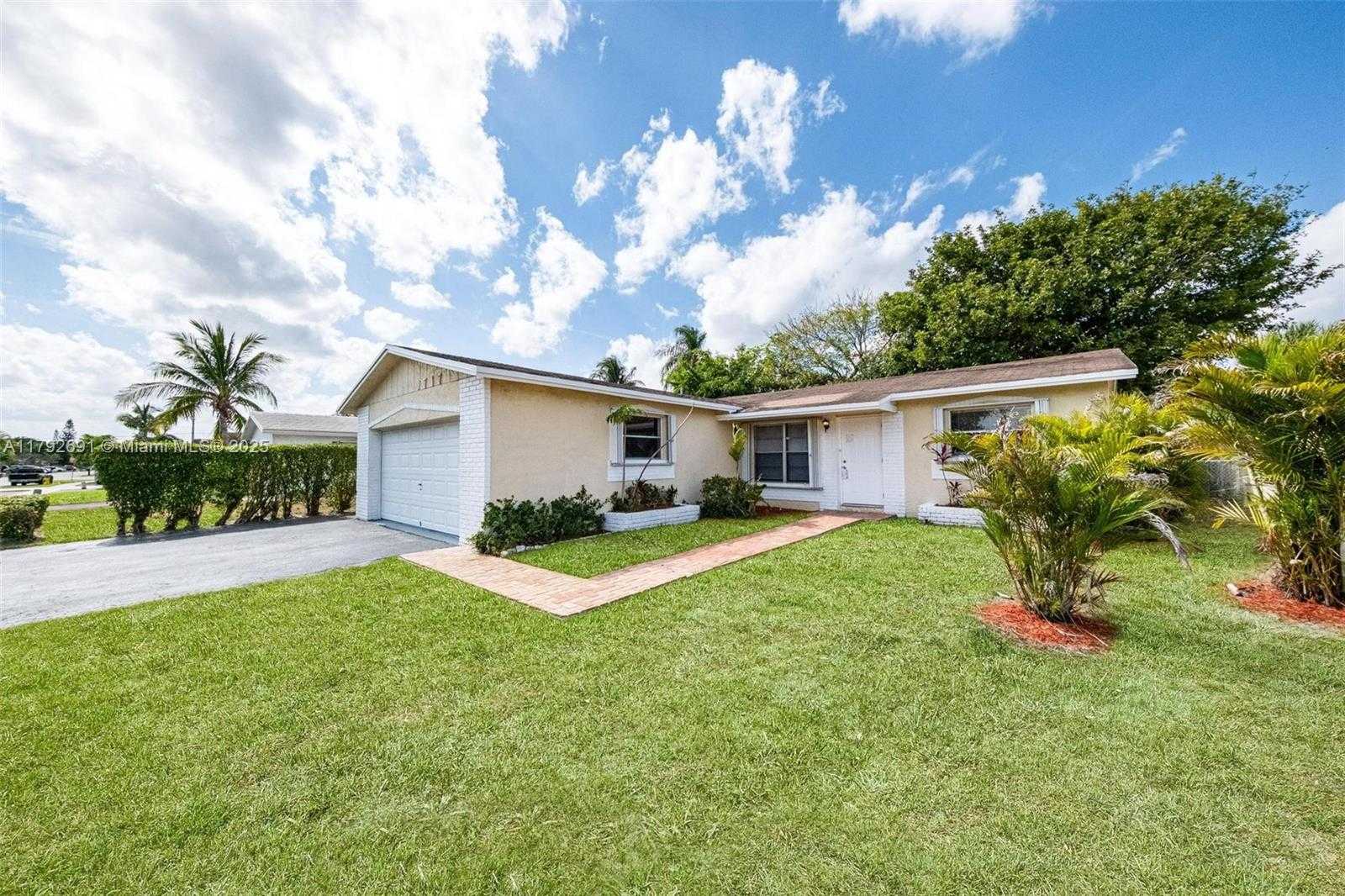 Small Image of 7717 SOUTH WEST 9TH ST, North Lauderdale Number 4