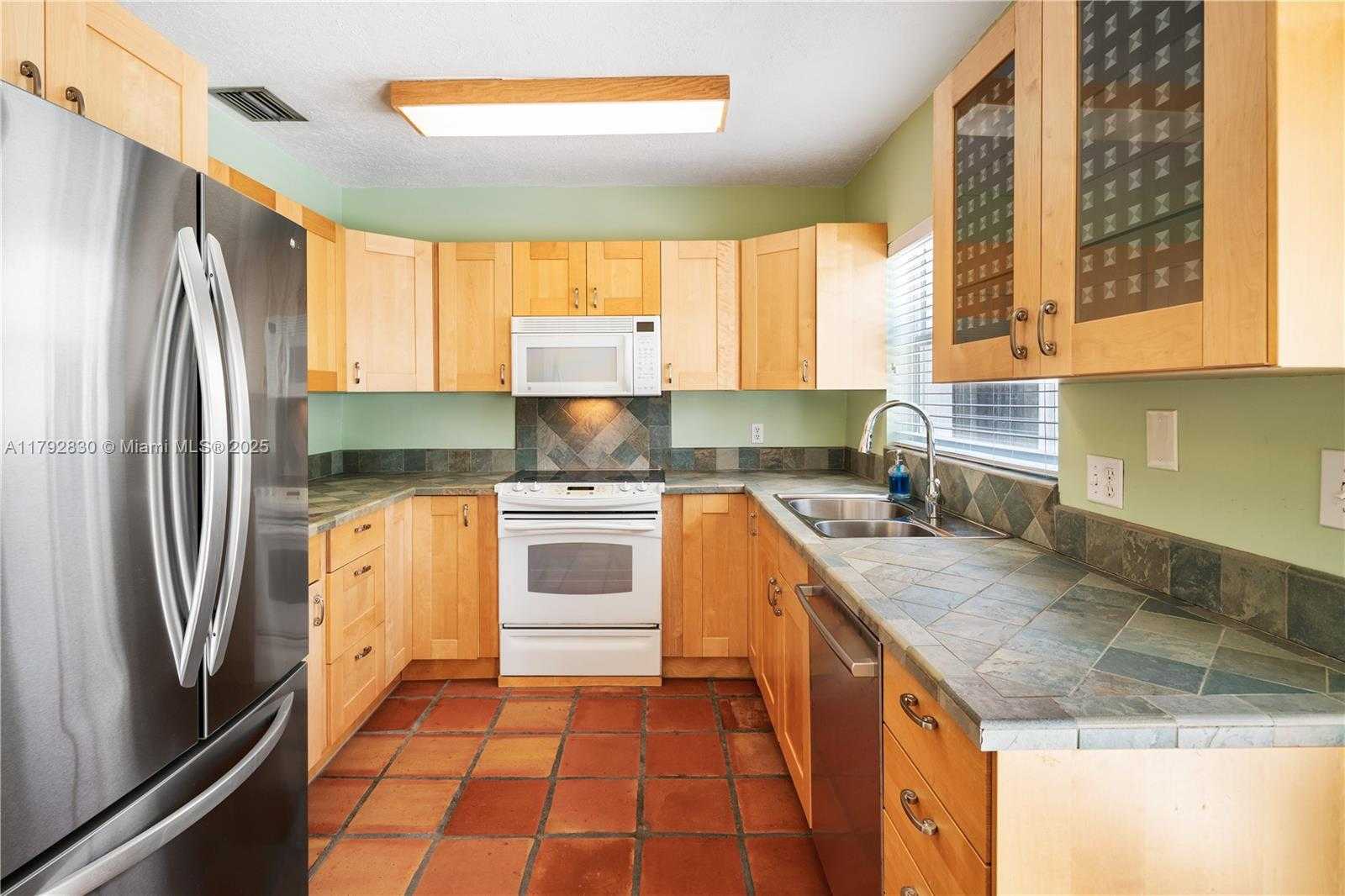 Small Image of 310 WOODCREST RD, Key Biscayne Number 7