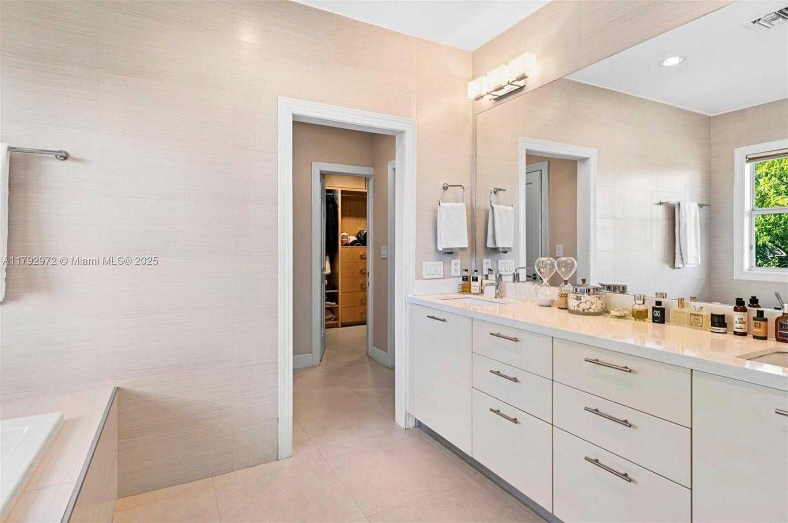 Small Image of 164, Key Biscayne Number 12