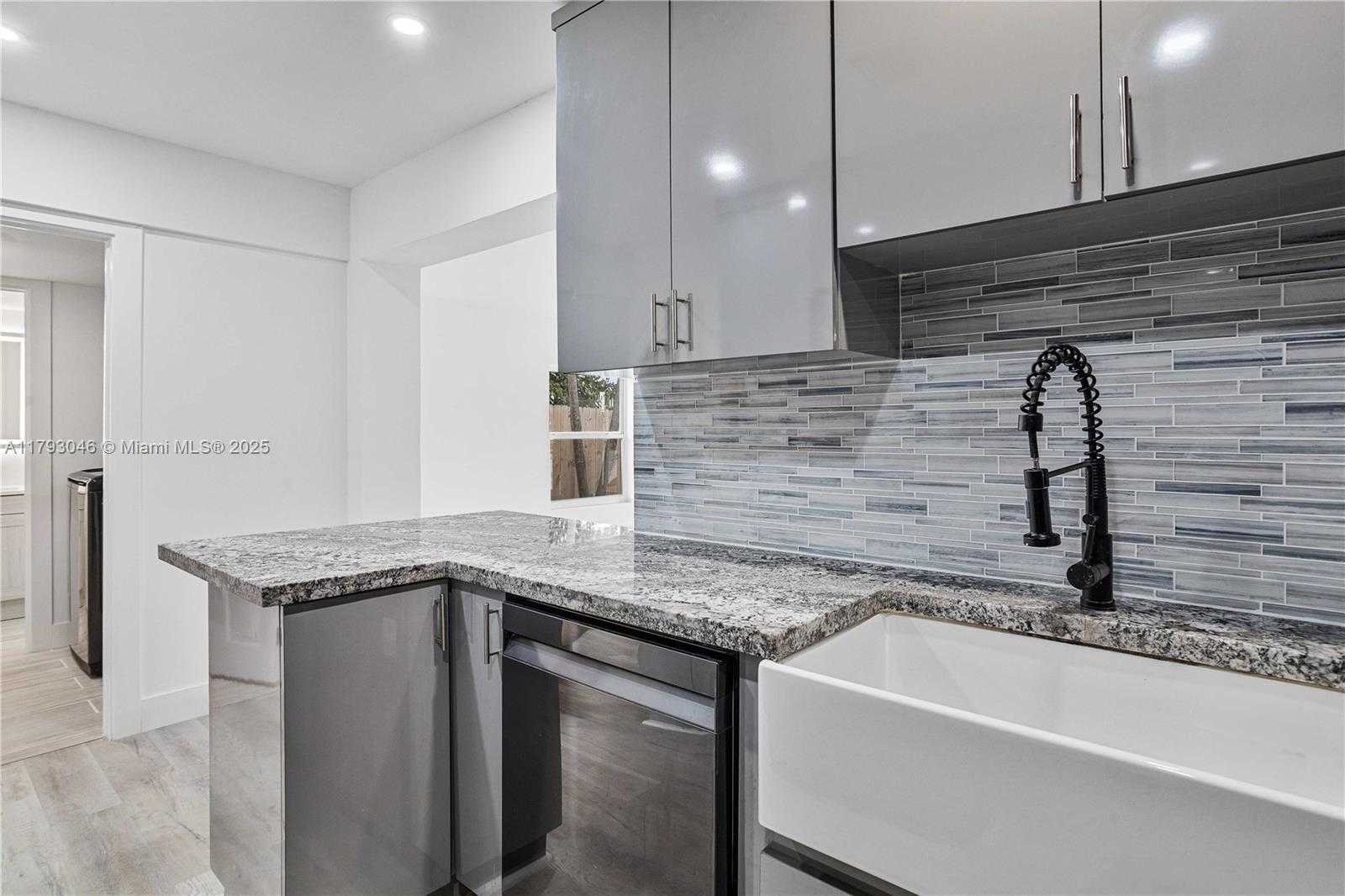Small Image of 4157 SOUTH WEST 49TH CT, Dania Beach Number 14