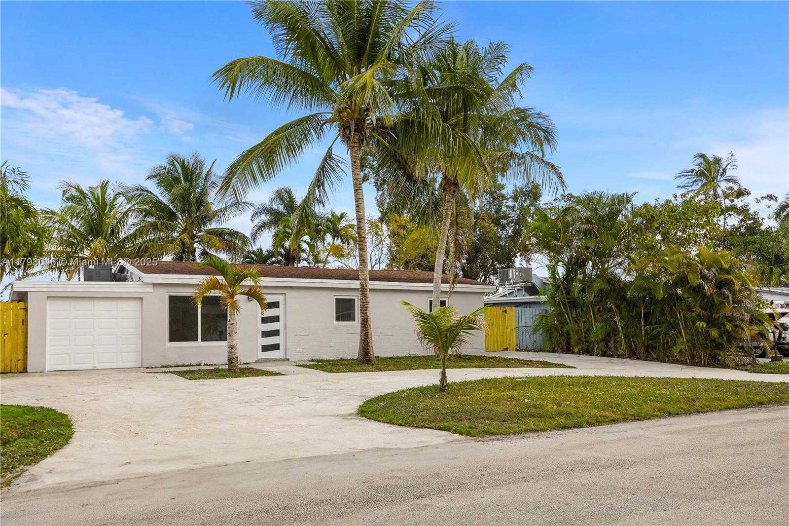 Small Image of 4157 SOUTH WEST 49TH CT, Dania Beach Number 2