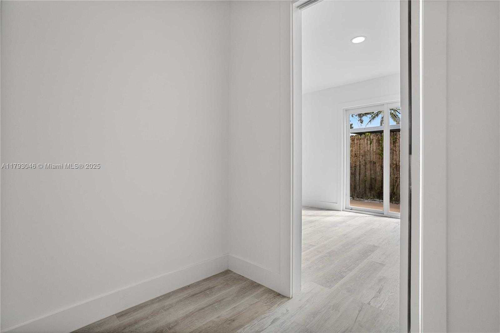Small Image of 4157 SOUTH WEST 49TH CT, Dania Beach Number 21