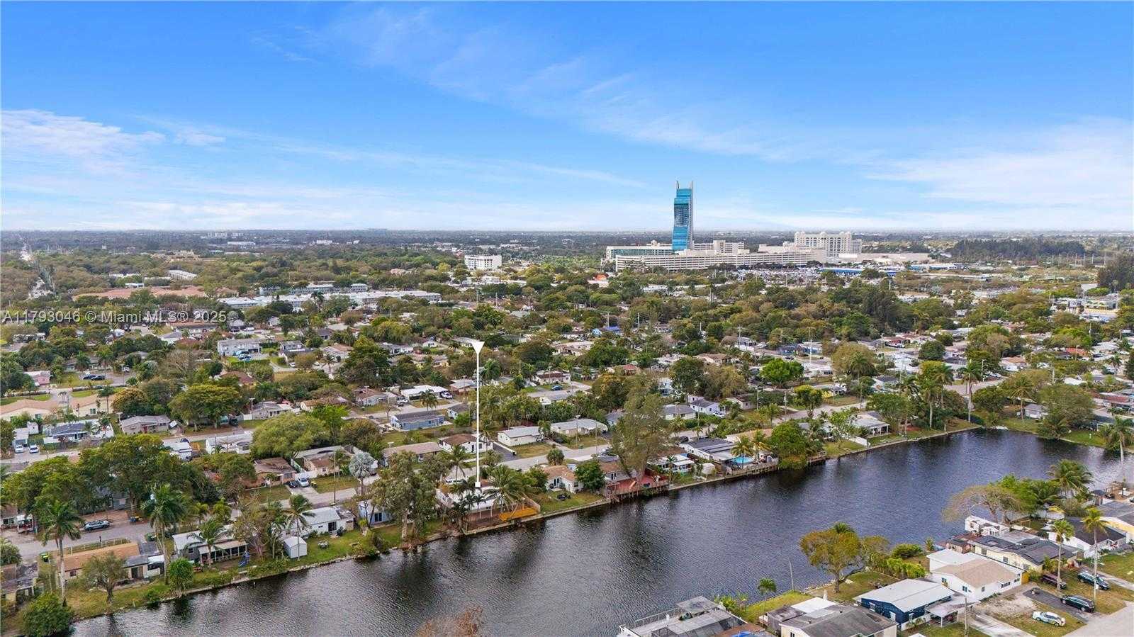 Small Image of 4157 SOUTH WEST 49TH CT, Dania Beach Number 3