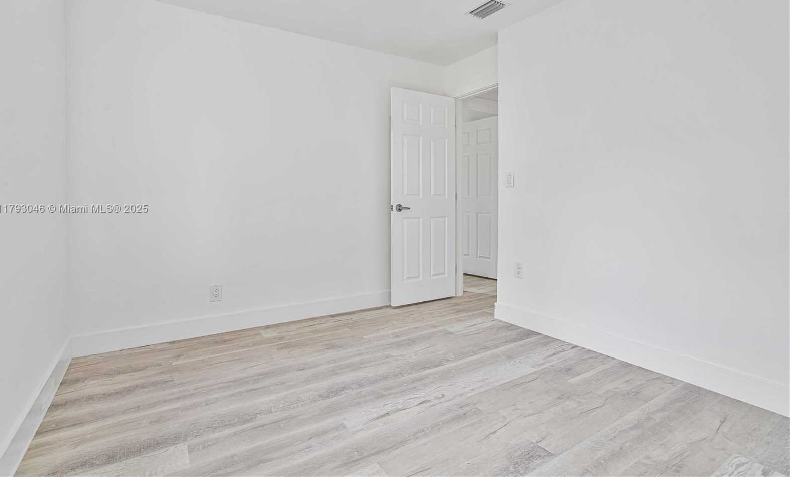 Small Image of 4157 SOUTH WEST 49TH CT, Dania Beach Number 31