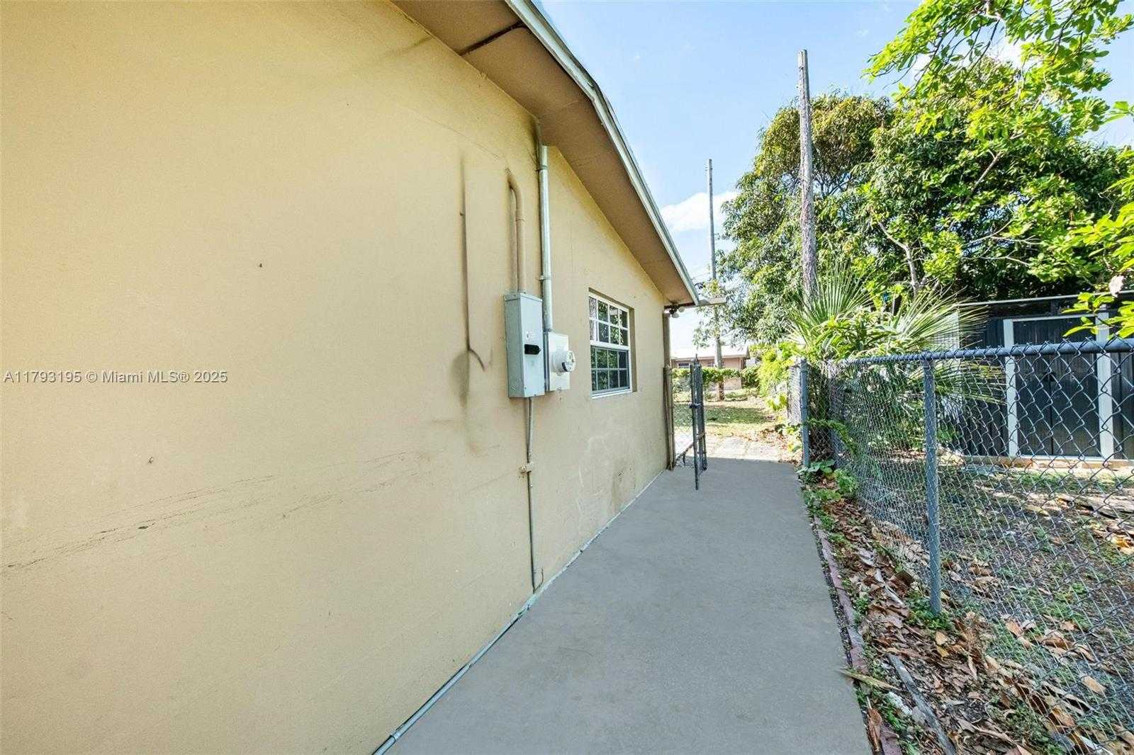 Small Image of 6421 NORTH WEST 24TH PL, Sunrise Number 9