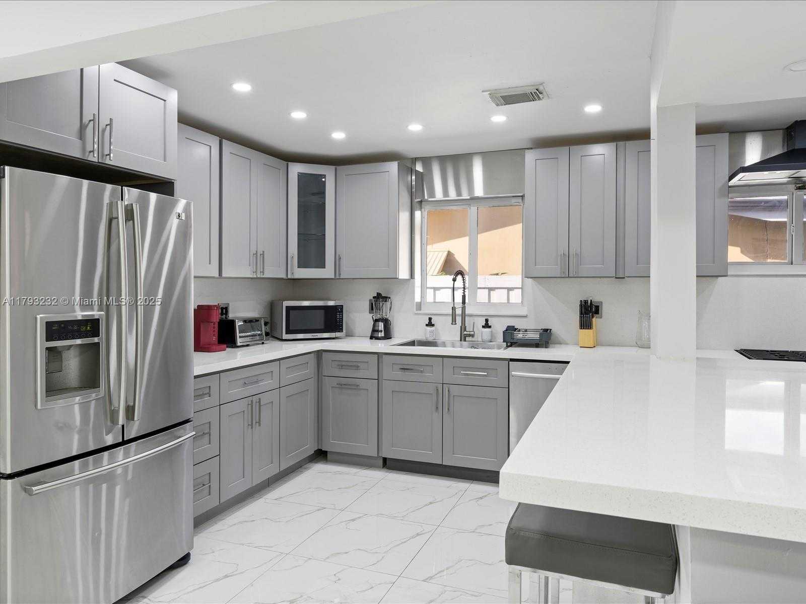 Small Image of 6820 SOUTH WEST 9TH ST, Pembroke Pines Number 10
