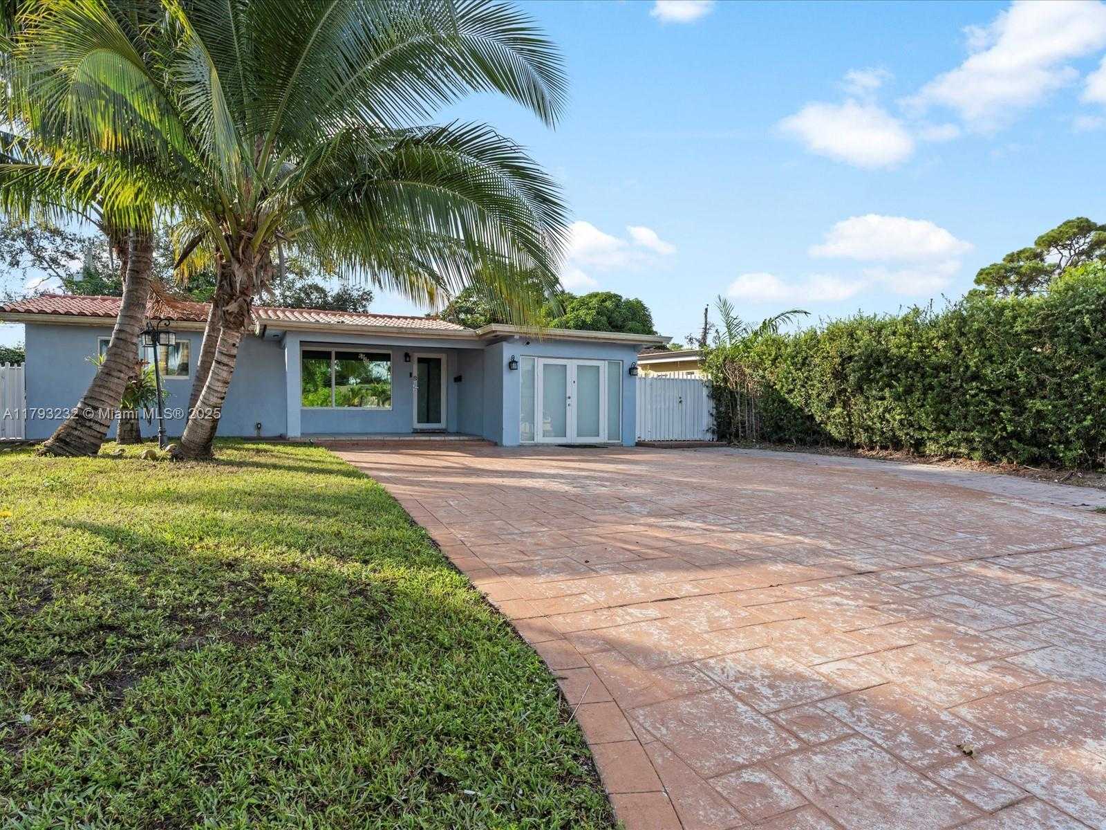 Small Image of 6820 SOUTH WEST 9TH ST, Pembroke Pines Number 2