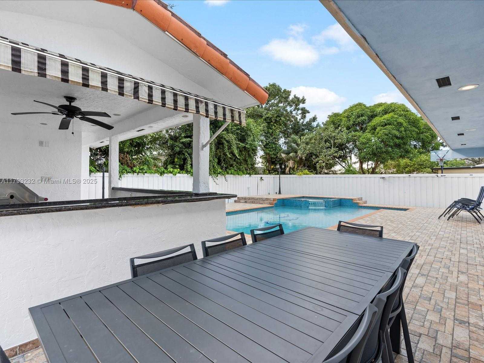 Small Image of 6820 SOUTH WEST 9TH ST, Pembroke Pines Number 23