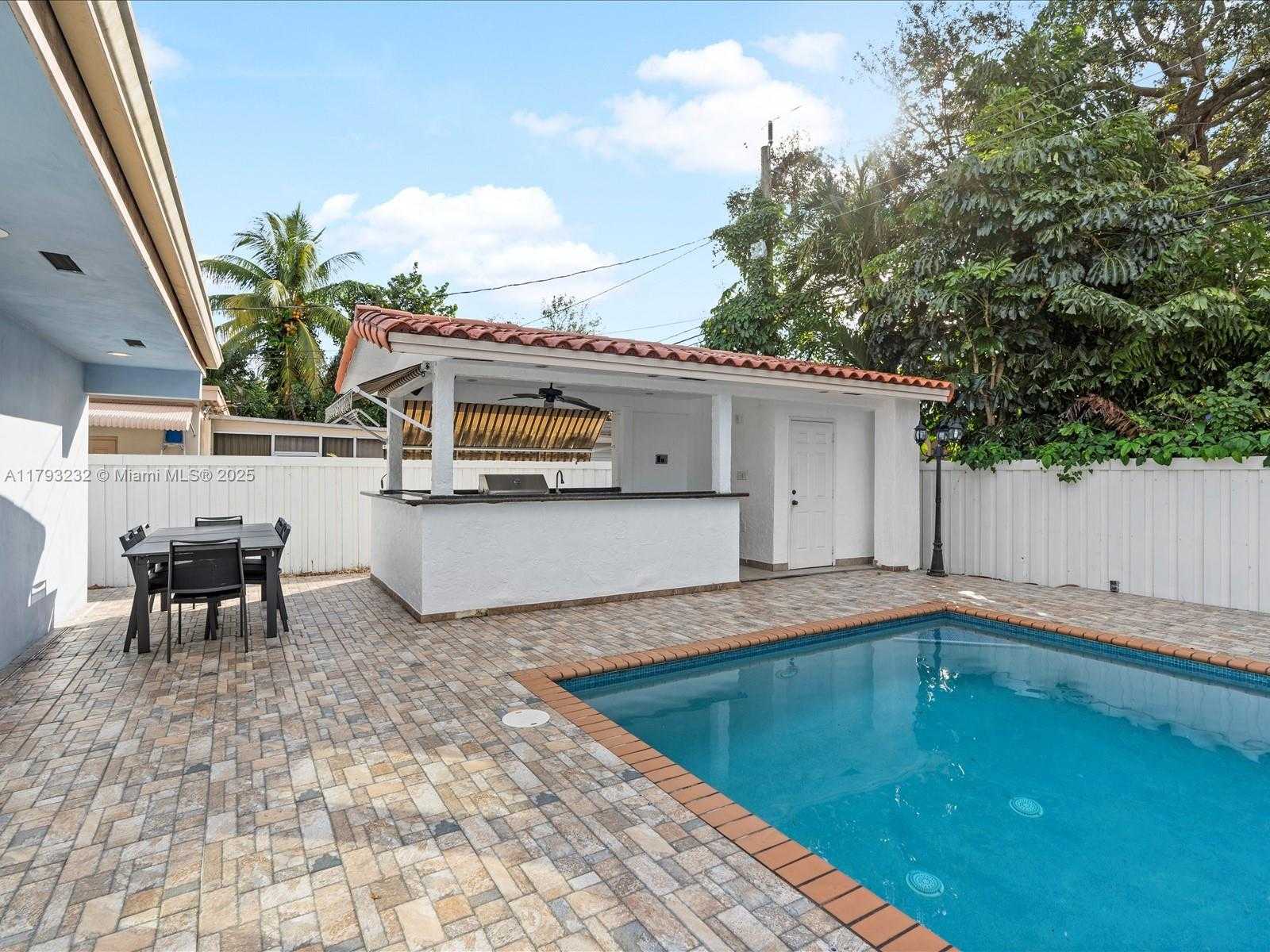 Small Image of 6820 SOUTH WEST 9TH ST, Pembroke Pines Number 24
