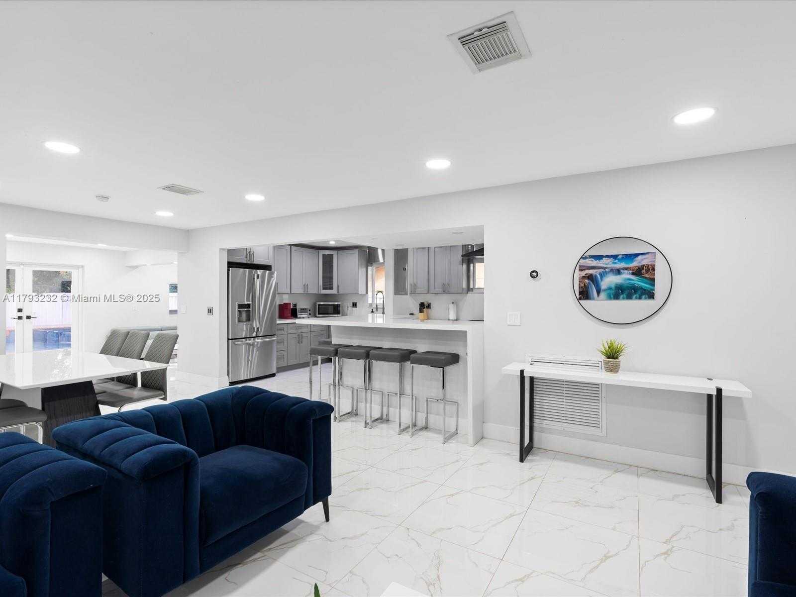 Small Image of 6820 SOUTH WEST 9TH ST, Pembroke Pines Number 4