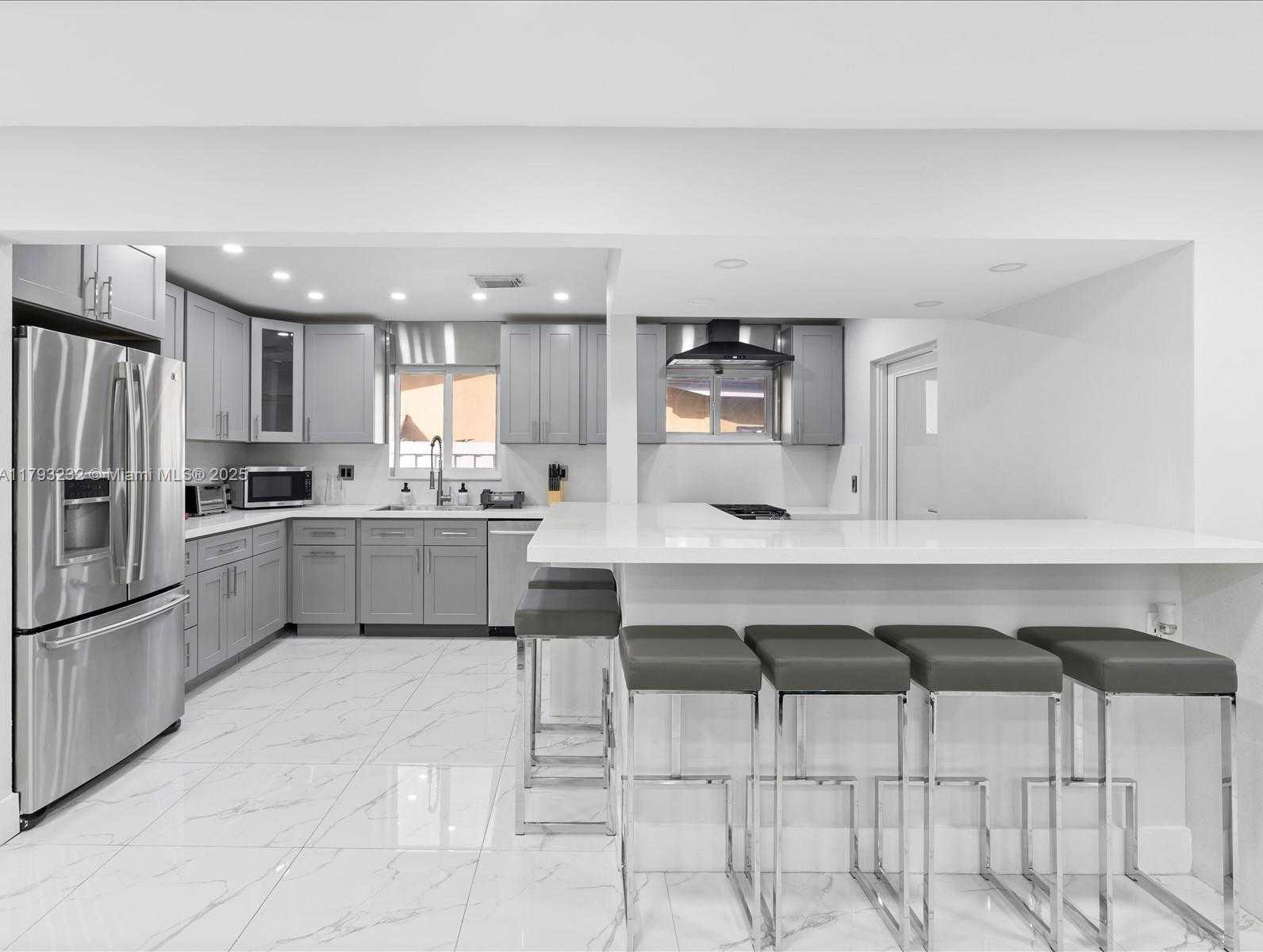 Small Image of 6820 SOUTH WEST 9TH ST, Pembroke Pines Number 9