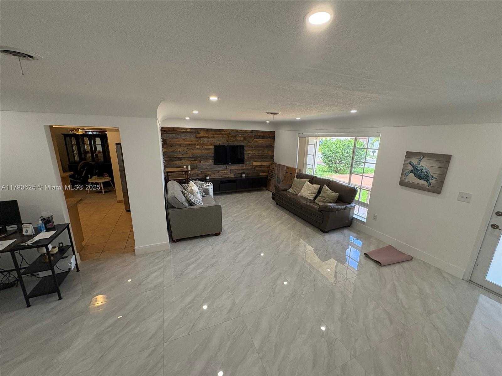 Small Image of 6612 DAHLIA DR, Miramar Number 10