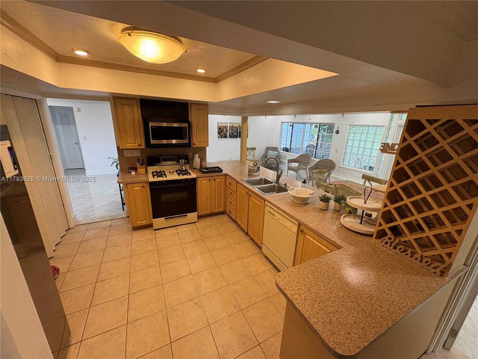 Small Image of 6612 DAHLIA DR, Miramar Number 12