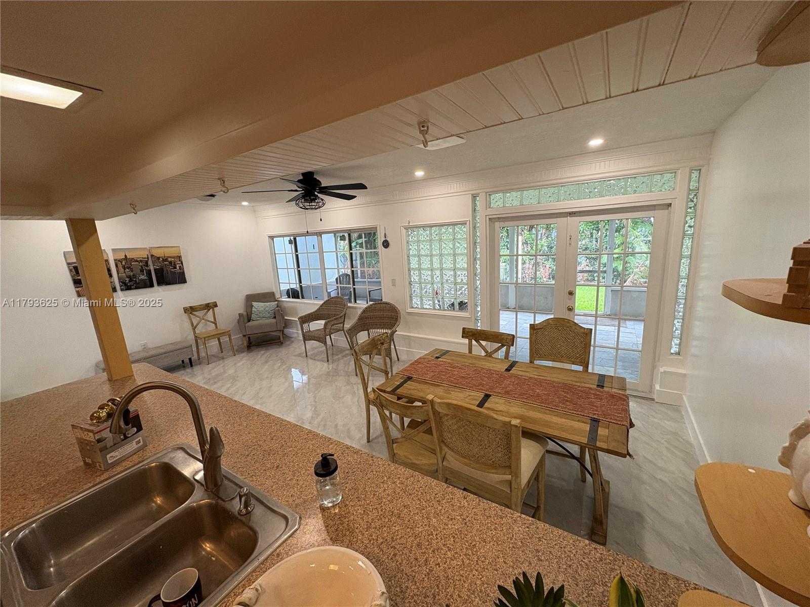 Small Image of 6612 DAHLIA DR, Miramar Number 14