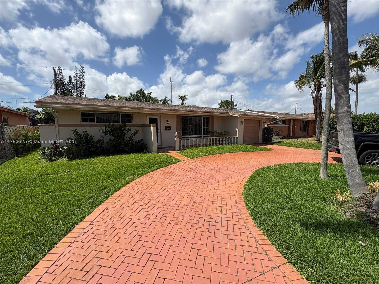 Small Image of 6612 DAHLIA DR, Miramar Number 3