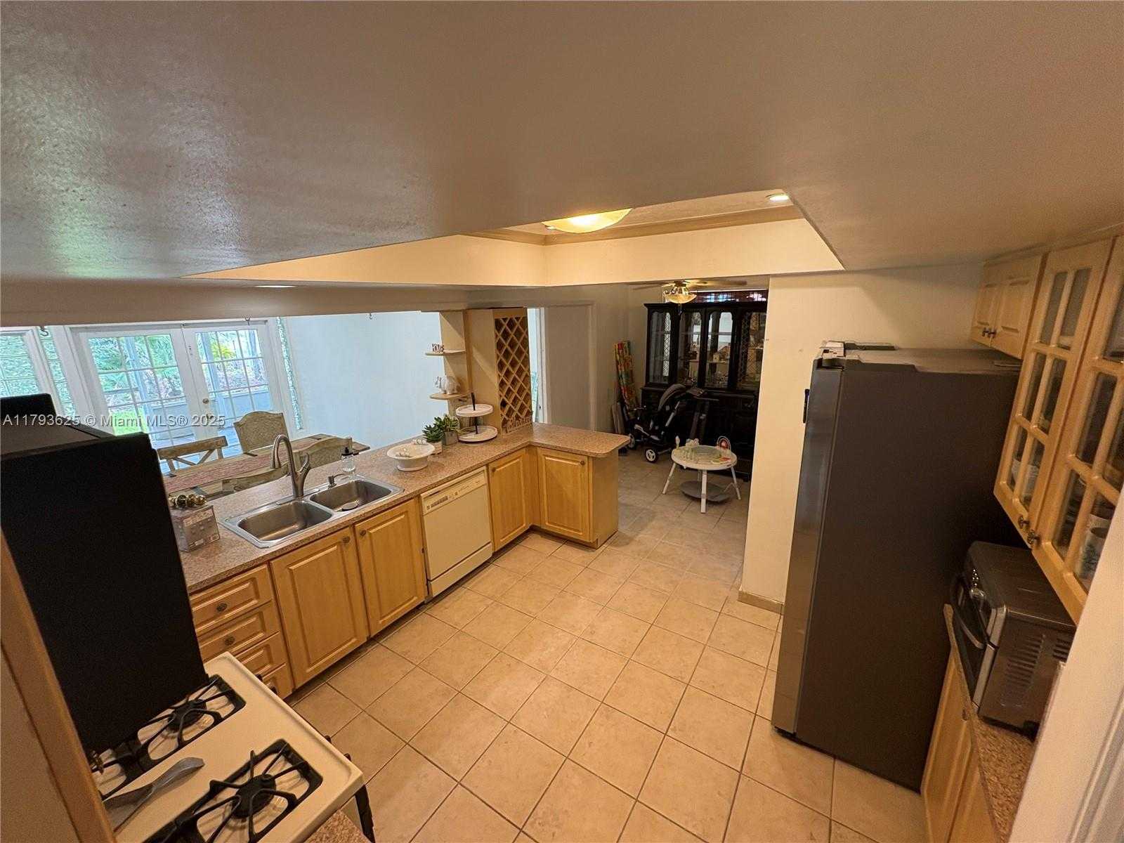 Small Image of 6612 DAHLIA DR, Miramar Number 7