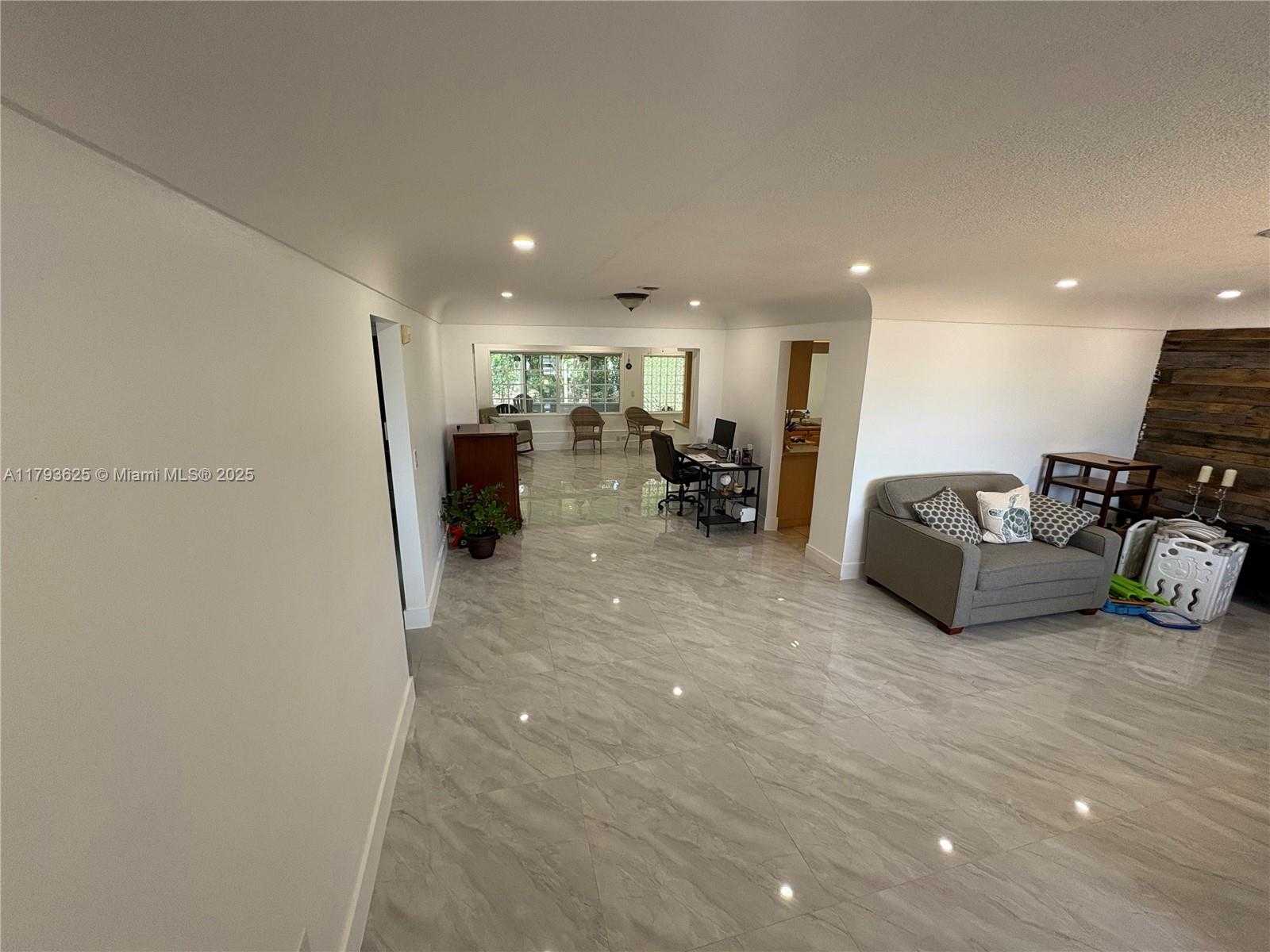Small Image of 6612 DAHLIA DR, Miramar Number 8