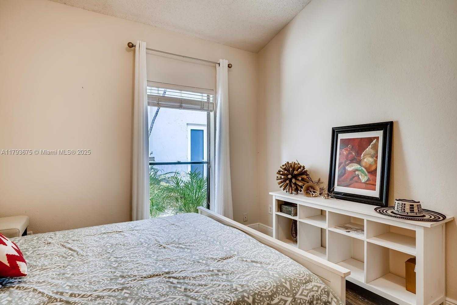 Small Image of 11675 BERRY DR, Cooper City Number 6