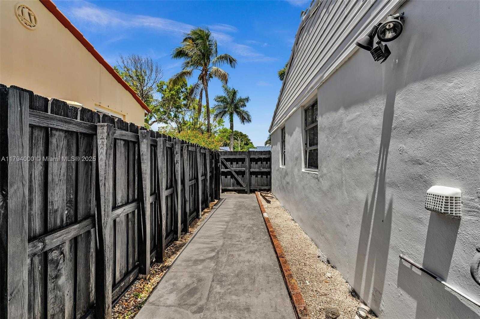 Small Image of 1402 FLETCHER ST, Hollywood Number 25