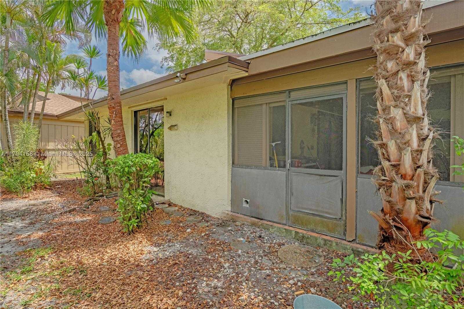 Small Image of 8097 ROYAL PALM CIR, Tamarac Number 39