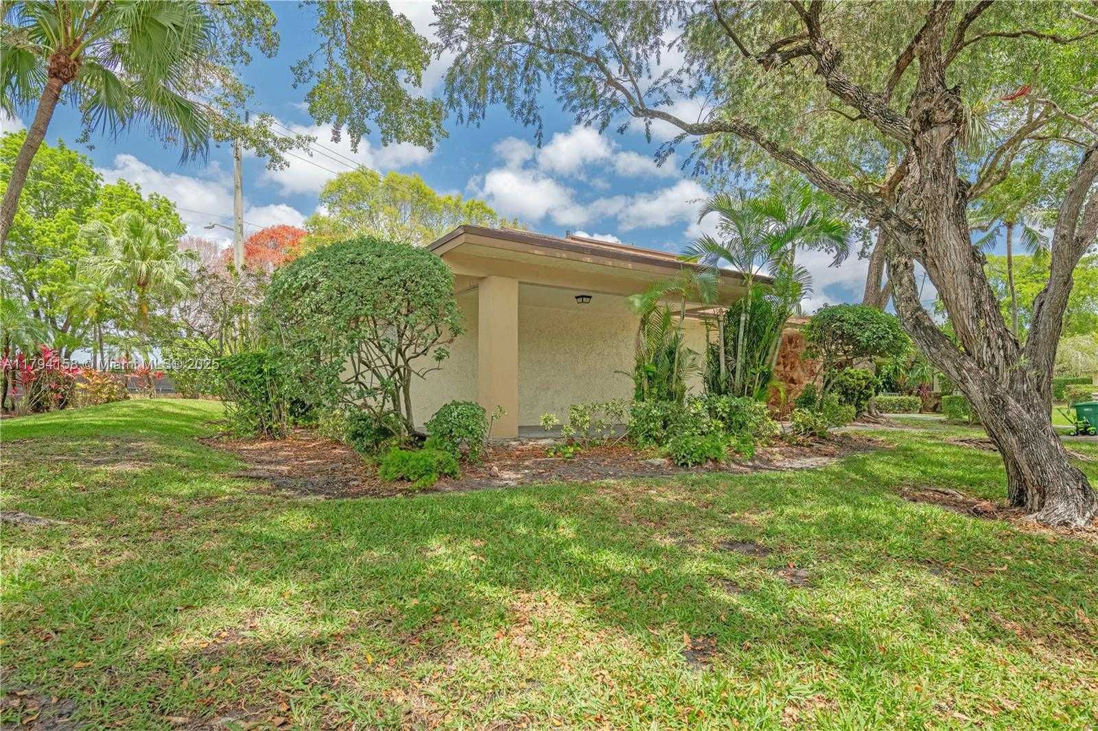 Small Image of 8097 ROYAL PALM CIR, Tamarac Number 40