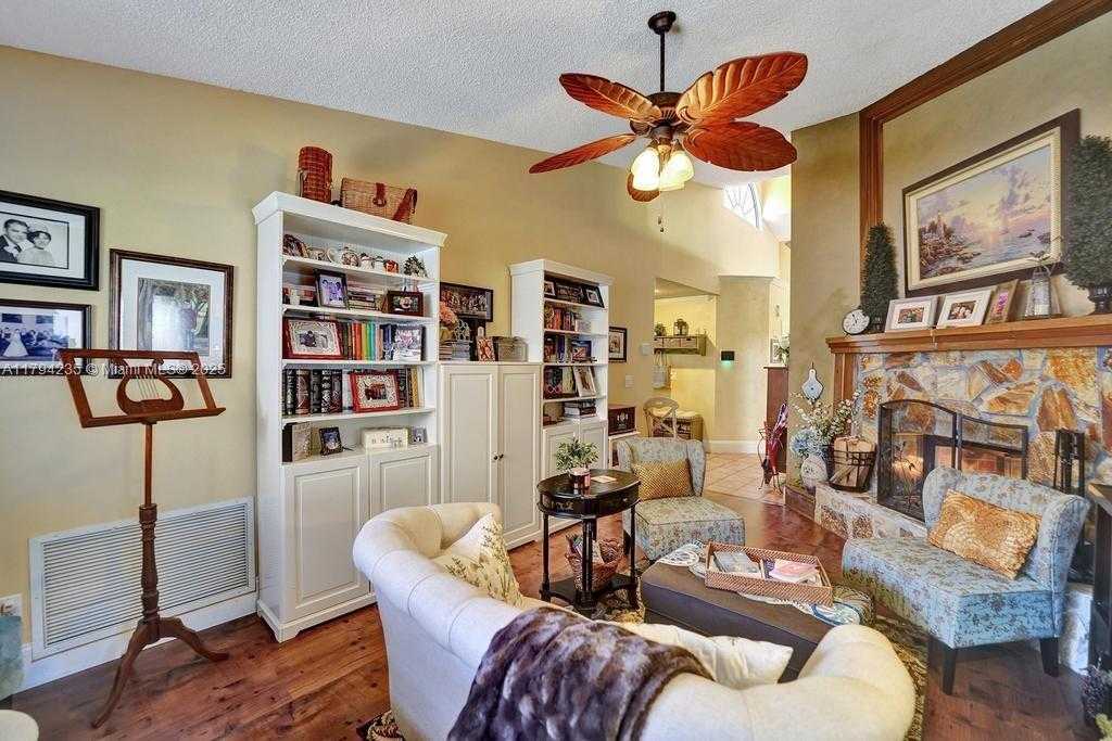 Small Image of 9682 RIDGECREST CT, Davie Number 7