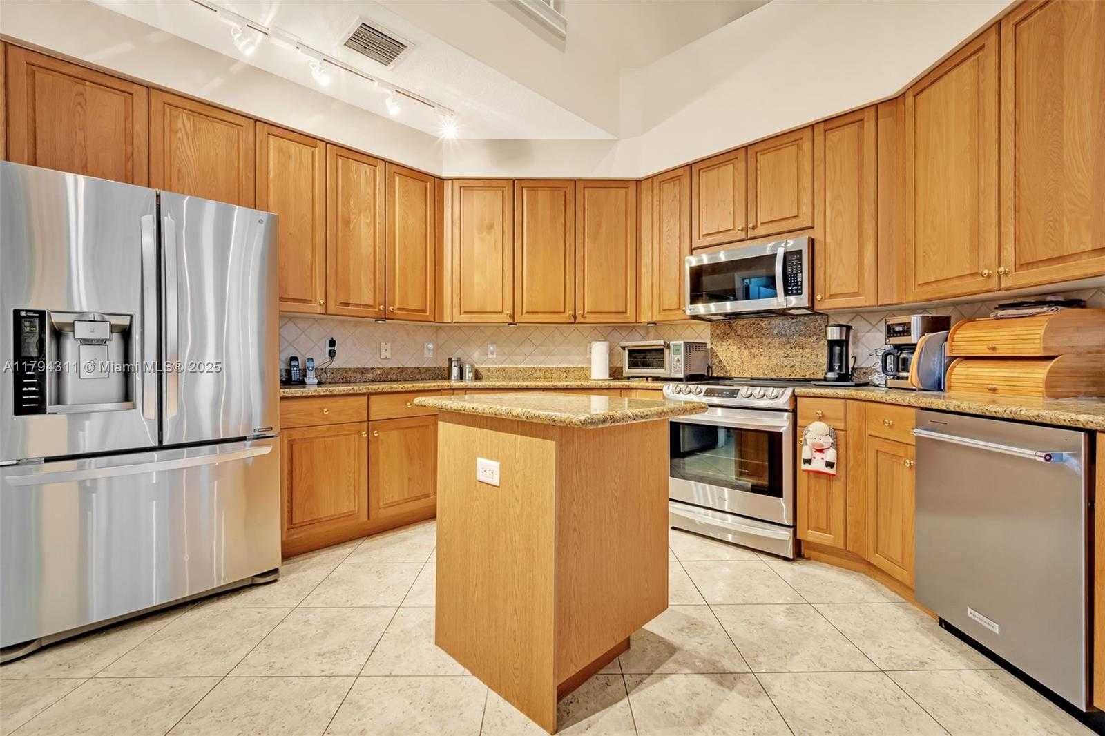 Small Image of 4123 WEST LAKE ESTATES DR, Davie Number 17
