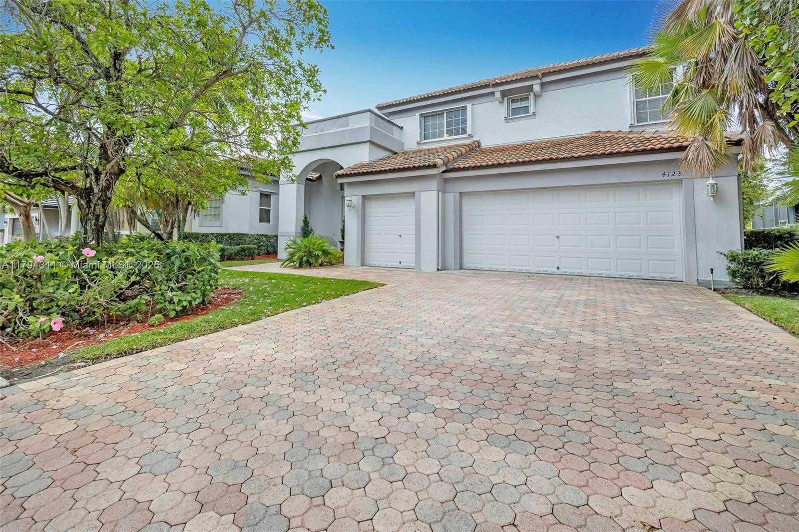 Small Image of 4123 WEST LAKE ESTATES DR, Davie Number 2